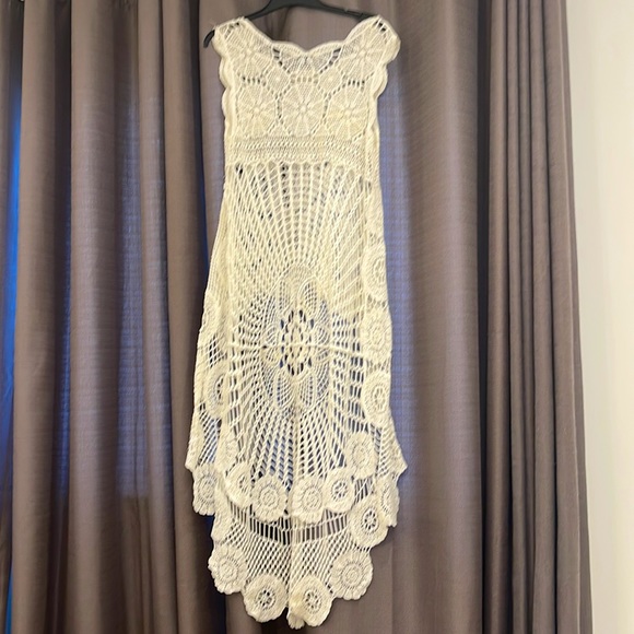 Cream coloured crochet coverup. One size but I would say fits small to medium - Picture 2 of 5